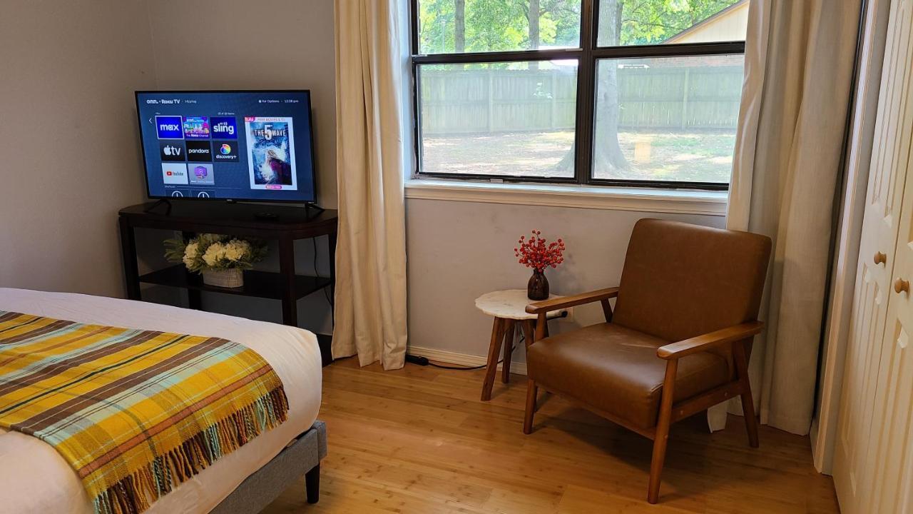 Centrally Located In And Bentonville! -private Séjour chez l'habitant *