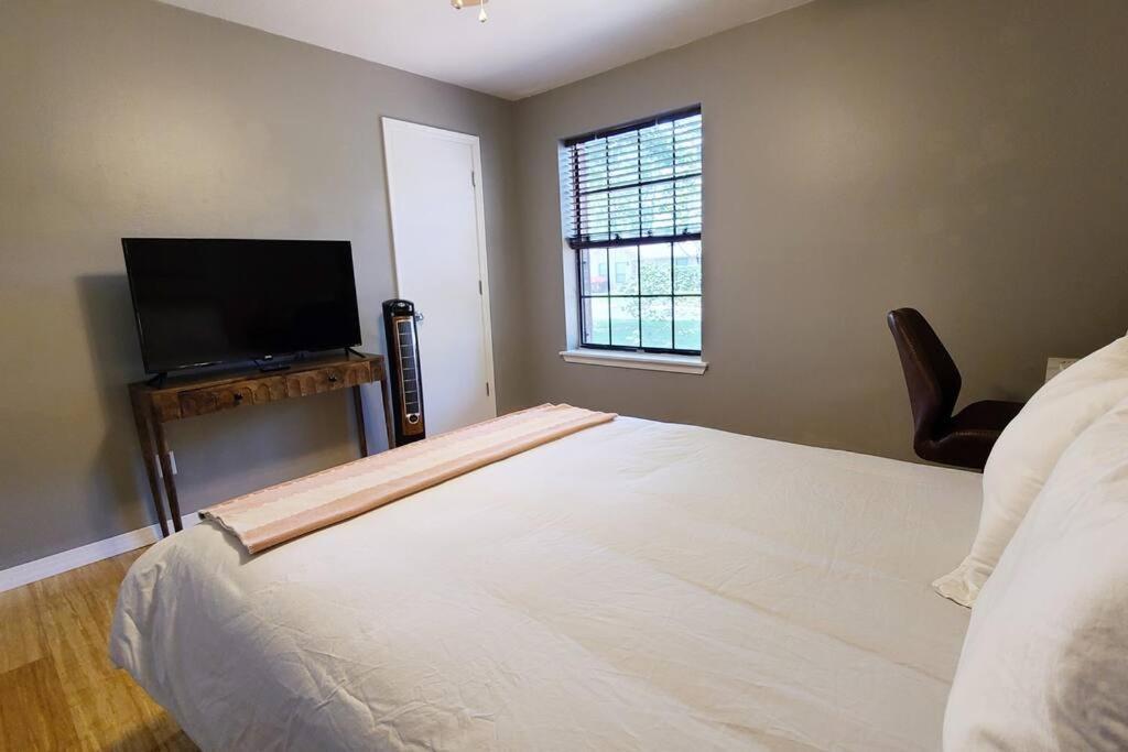 Centrally Located In And Bentonville! -private *
