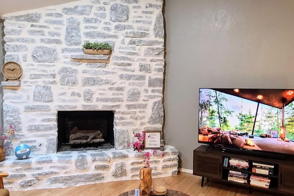 Centrally Located In And Bentonville! -private Séjour chez l'habitant